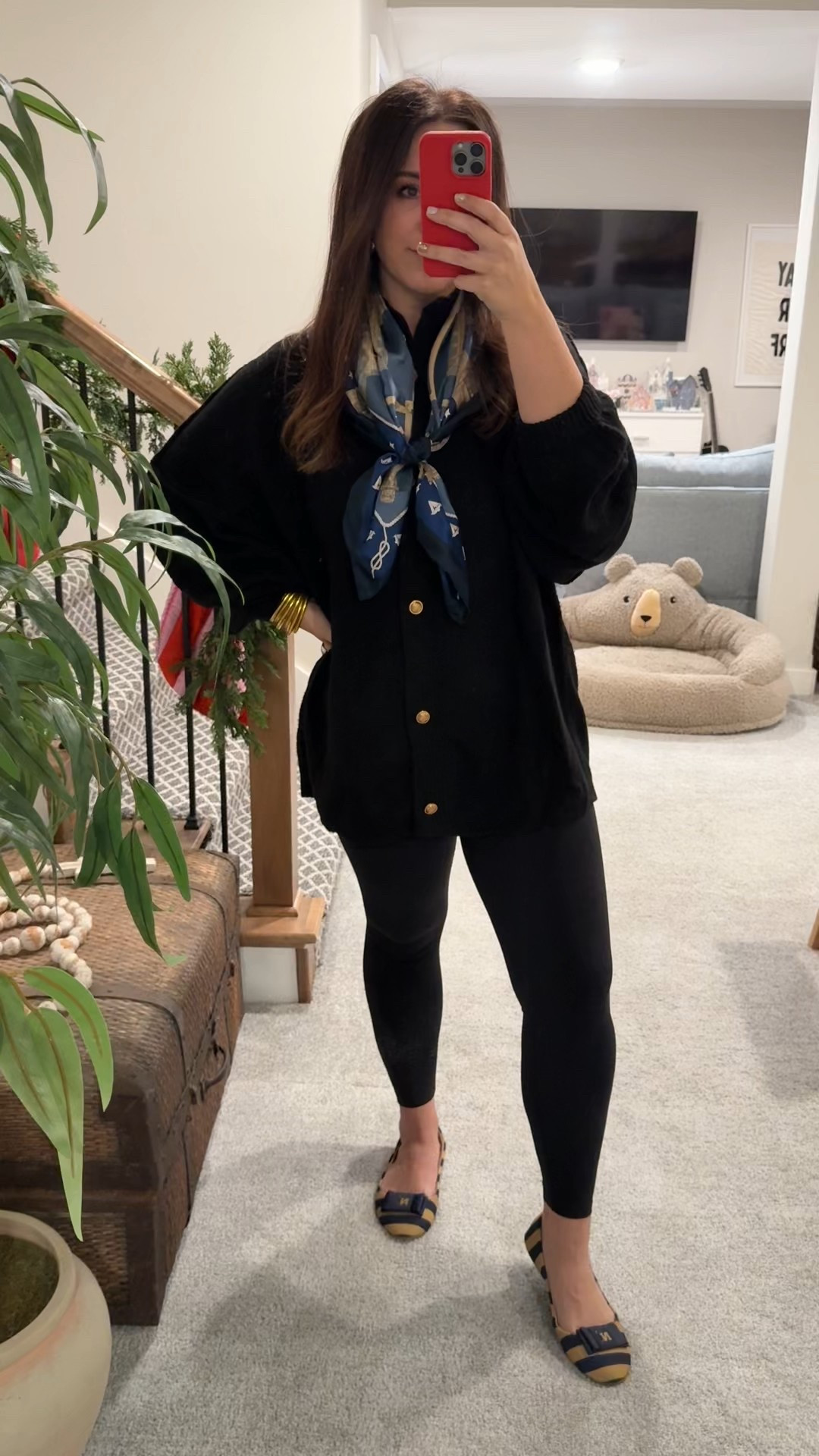 Go Navy Beat Army! ✨

OOTD for the Army Navy football game 🏈 Love this oversized Amazon sweater with the pretty gold button detail.


Amazon finds, Amazon fashion, oversized sweater, black sweater, winter outfit, scarf, preppy

#LTKootd #LTKFindsUnder50 #LTKFindsUnder100