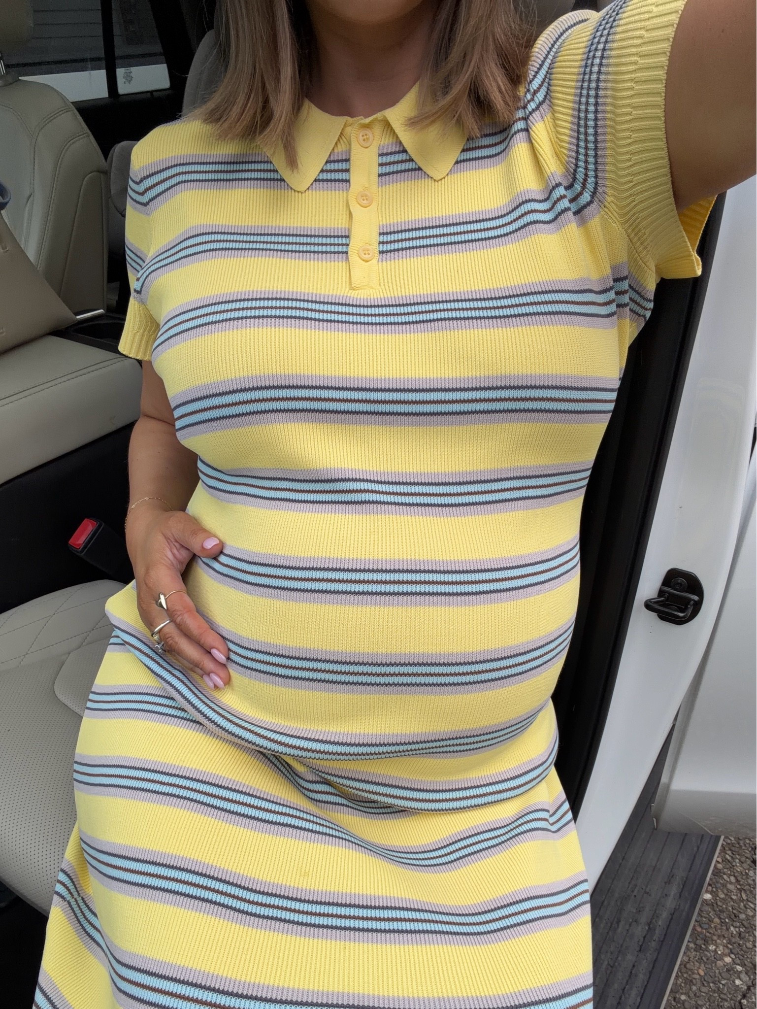 The absolute cutest dress I’m obsessed I’ve worn it like 3x this week! Size large but a medium would fit great it’s stretchy and long even 33+ weeks pregnant! Not see through at ALL it’s so good like the perfect material not clingy but has a good weight, breathable and cute for spring. 

#rowingblazers #yellowdress #stripeddress #bresheppard #bumpstyle #pregnant #thirdtrimester