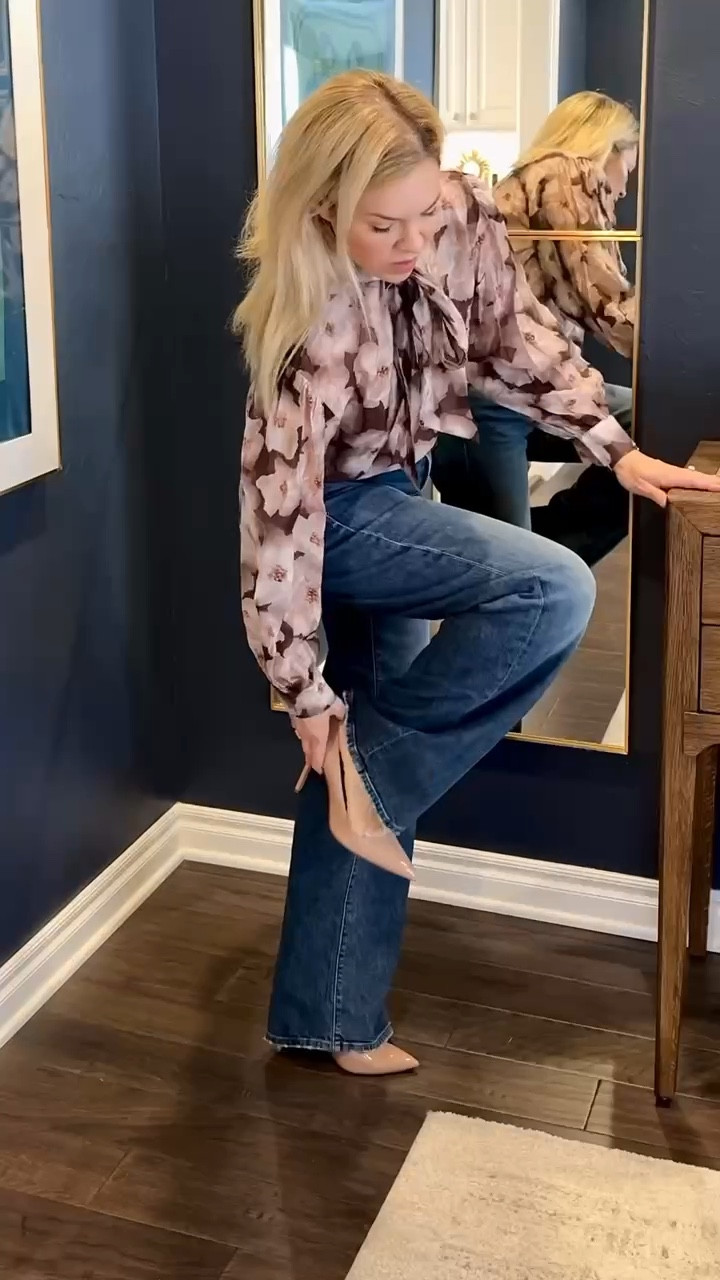 This floral top is so cute and a little cropped BUT perfect for tucking in.


Mother jeans 
Fall outfit 
Chloe belt 

#LTKItBag #LTKStyleTip 

#LTKFindsUnder100 

#LTKSaleAlert #LTKootd #LTKSeasonal