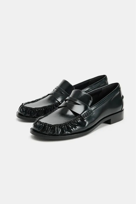 Model height: 178 cmPatent-effect loafer shoes. Gathered detail on the front. Penny strap and rai... | Zara IT