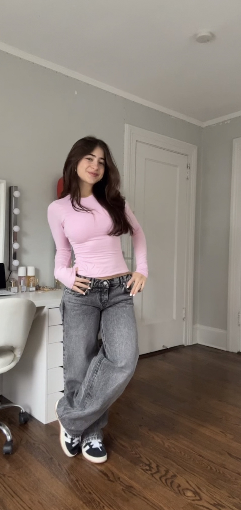 top: small (amaré)
jeans: 24
shoes: 8