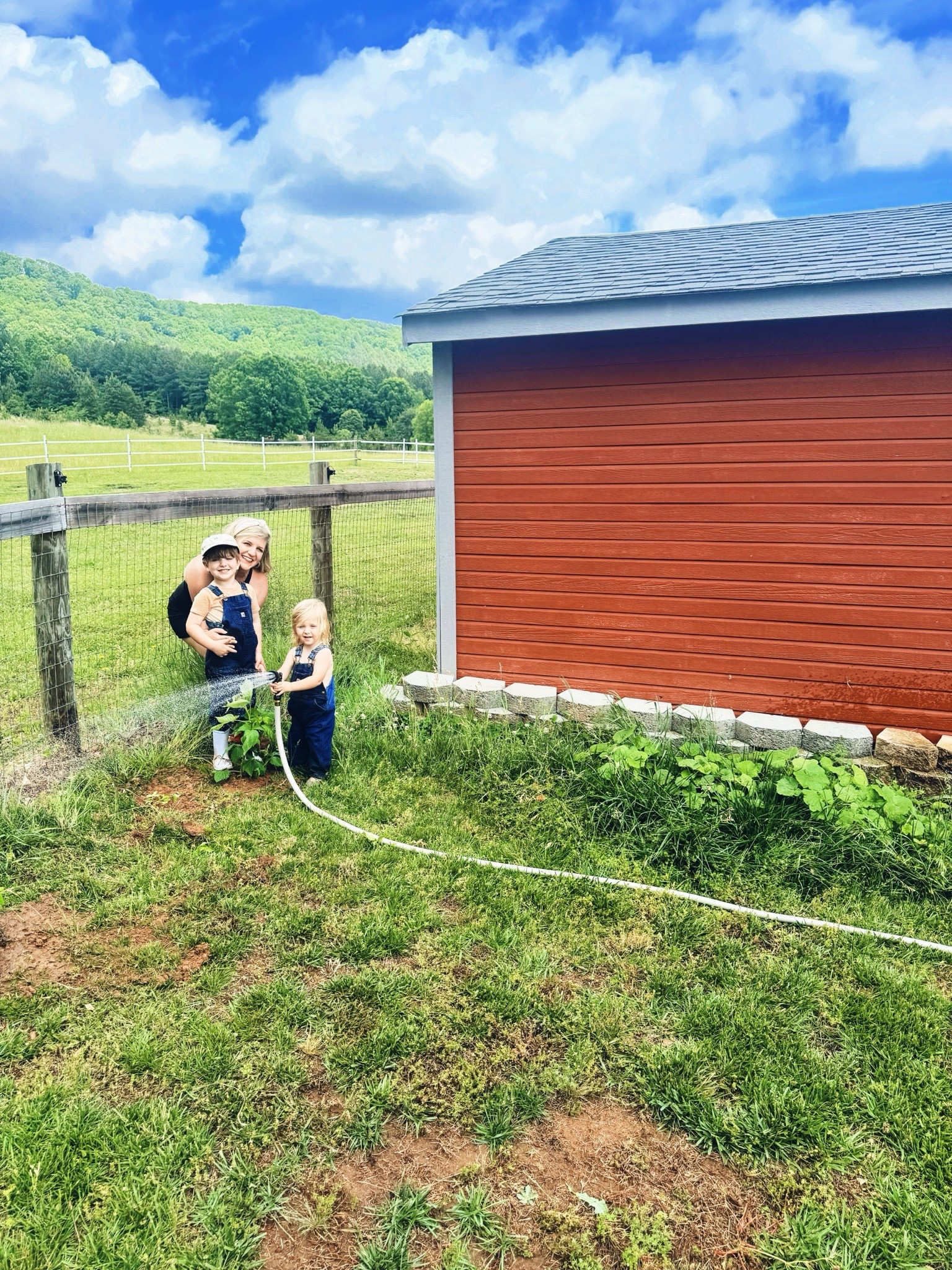 Feels like I’m living in a dream these days, y’all 👩‍🌾💭☀️ - because I am!!! ✨ (also, peep 🤭 our pumpkins 🎃 happily growing over there, too hehe 🥰🤩)