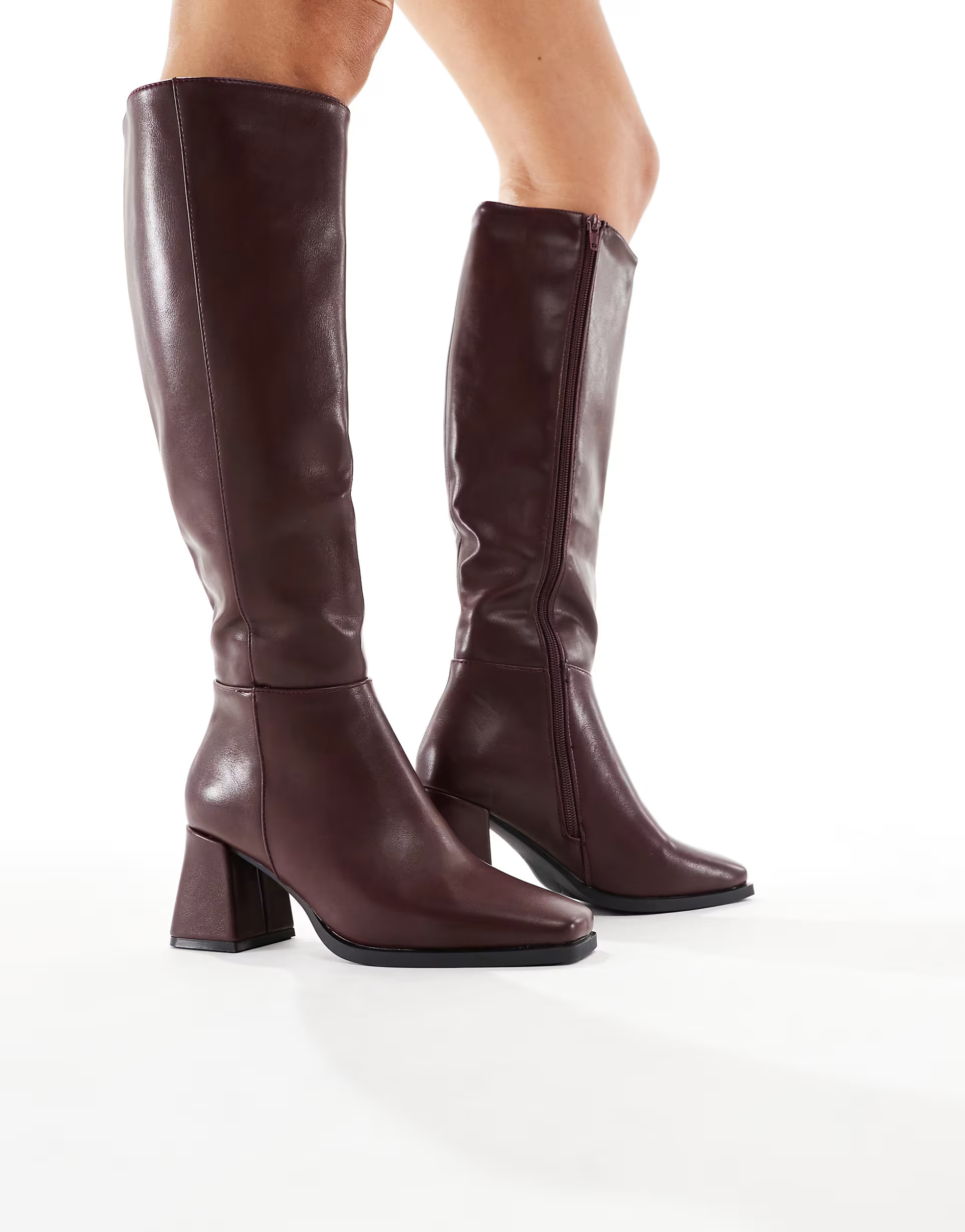 SEQWL Wide Fit – Kniehohe Stiefel in Burgunderrot mit Blockabsatz, weite Passform | ASOS (Global)