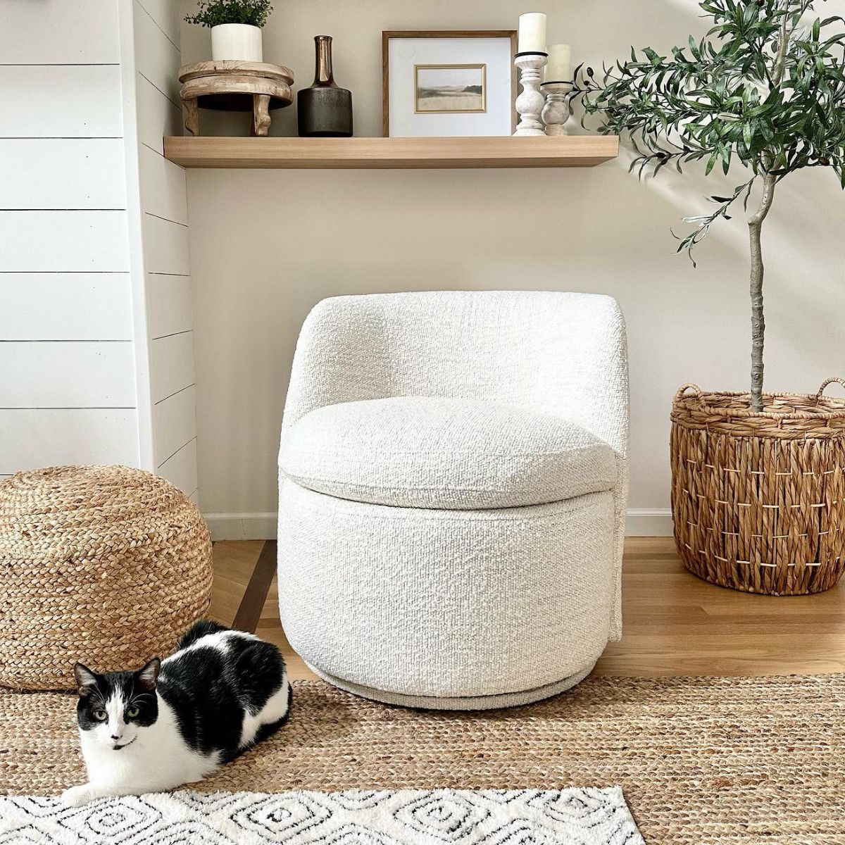 Jolie Swivel Accent Chair|Plush Comfort, Effortless Style | Chita