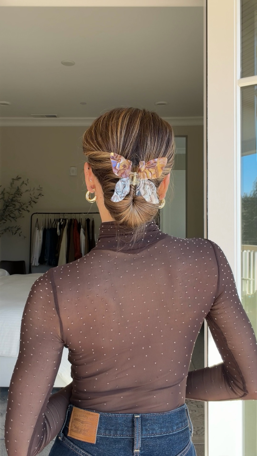 Fall Butterfly Bun 🦋

Pull your hair into a ponytail and begin wrapping it with a stretchy hair tie. On the second wrap, stop halfway to create a loose bun. Create a space just above the hair tie, then tuck the ends of your hair and the loose bun into the opening, forming a donut shape as you go. Once everything is tucked in, close the bun at the top and add a statement claw clip to hold everything in place!

#LTKSeasonal #LTKFindsUnder100 #LTKBeauty