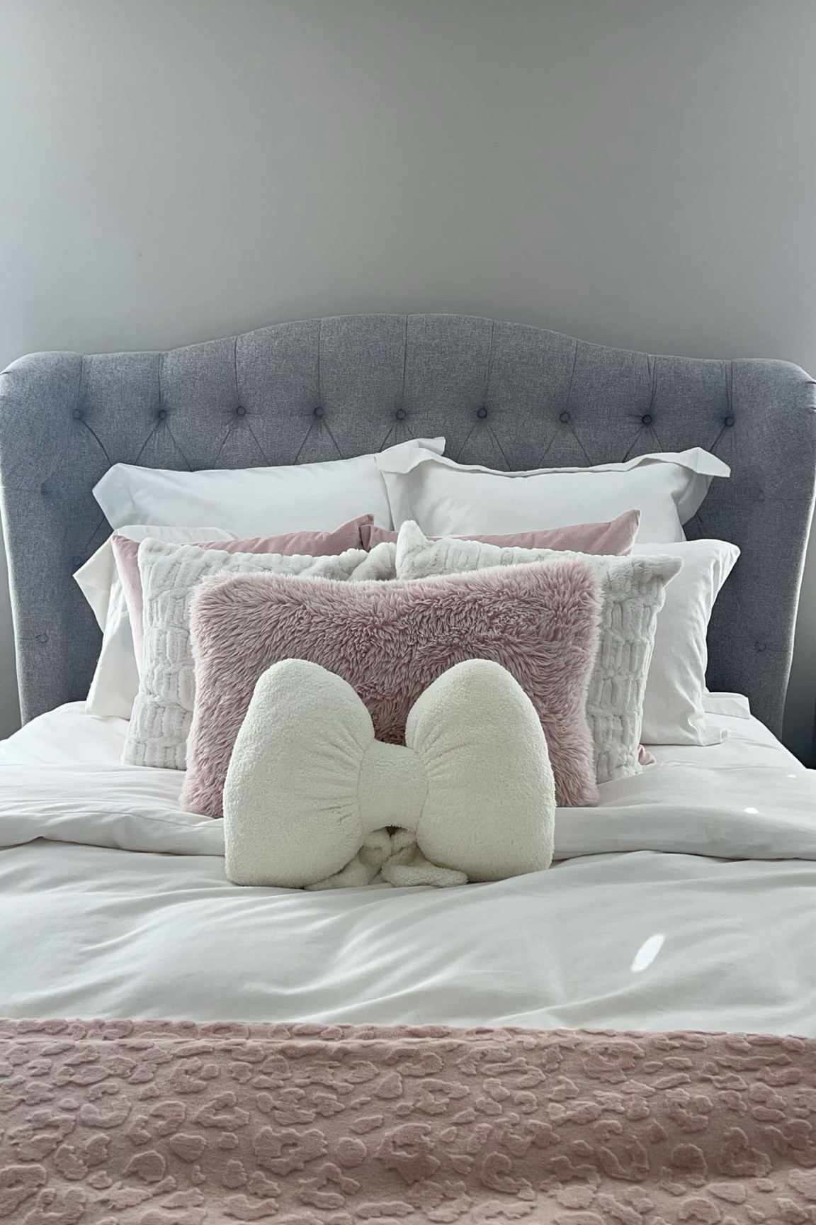 The most cute BOW decor!! Blanket and white throw pillows are Homegoods!! 

#LTKGiftGuide #LTKSeasonal #LTKHome