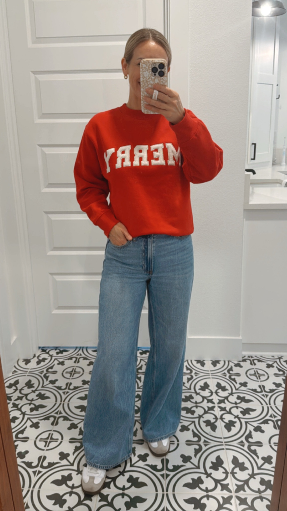 Cozy holiday sweatshirt + my favorite wide leg jeans 

#LTKFindsUnder100 #LTKSaleAlert #LTKFindsUnder50