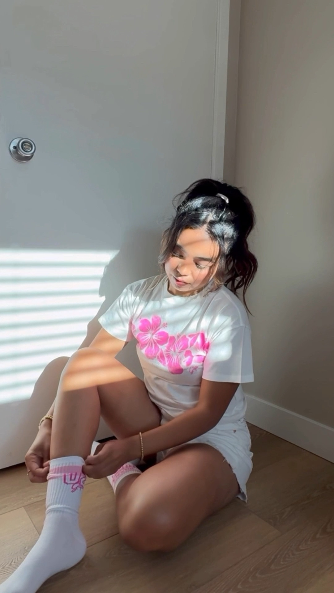 celebrating 6/26 day with @gap new stitch collection 🌺I’m obsessed with the pops of pink in this collection and excited to wear these pieces for the rest of summer! 
#gappartner #howyouweargap #liloandstitch #disneyoutfit #outfitidea #stitchoutfit 