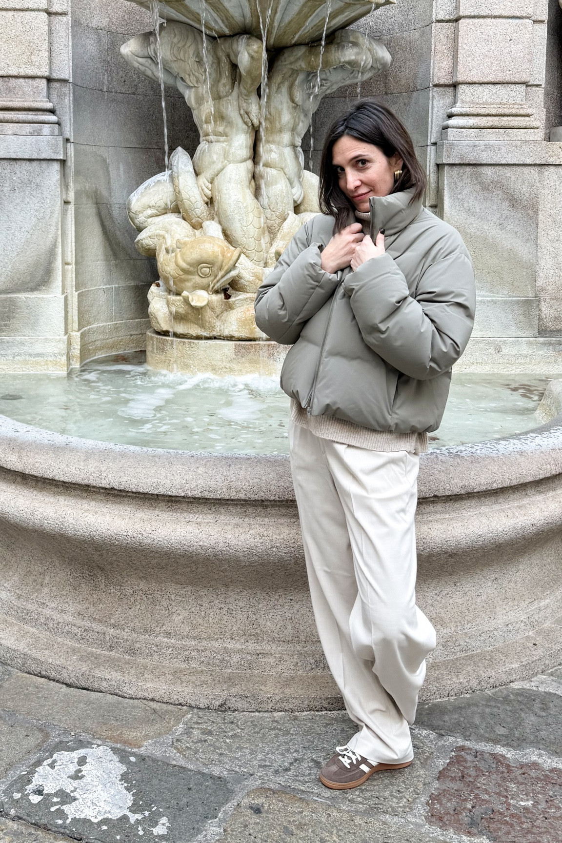 La scelta tra stile e caldo non è più un problema per me,
da quando ho trovato questo piumino di @uniqloeurope. Adoro questo colore verde oliva che si abbina perfettamente ai beige che tanto amo, dandogli un tocco di eleganza in più senza
essere banale.
Cosa ne dite?
* Scrivi SHOP nei commenti per ricevere tutti i link per il piumino e
per ricreare questo look.
*
Adv
#Itkseasonal #ltkeurope #LTKStyletip

#LTKstyletip #LTKeurope #LTKitalia