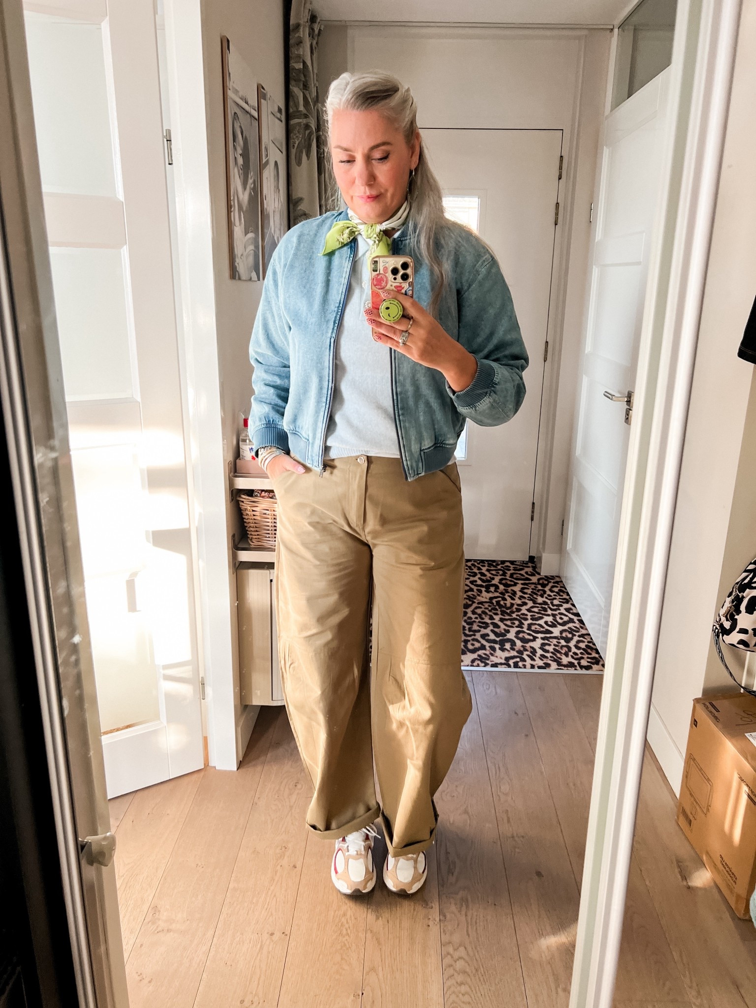 OOTD - Woensdag. Lichtblauw gebreid truitje (http://ellosnlcreator.pxf.io/MKmB0J gebruik code Marlous30 voor korting), denim bomberjack (42), kaki barrel leg broek (https://most-wanted-nl.mtpc.se/6120199 maat xl/tall), Nike V5 sneakers. 



#LTKmidsize #LTKnederlands #LTKeurope