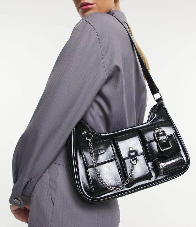 Bolsa Baguete Média com Bolsos Utilitários e Detalhe de Corrente Preto | Renner (BR)