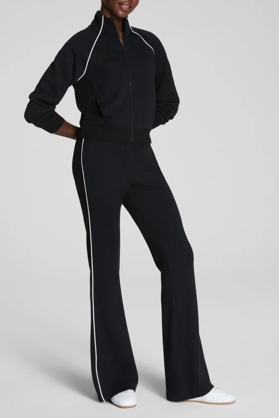 Spanx sucking me in with their HUGE sale! Up to 50% off faves! Plus an EXTRA 40% off in cart for lots of their best sellers! Run!! Ends tonight!! 

#LTKSaleAlert #LTKActive #LTKHoliday