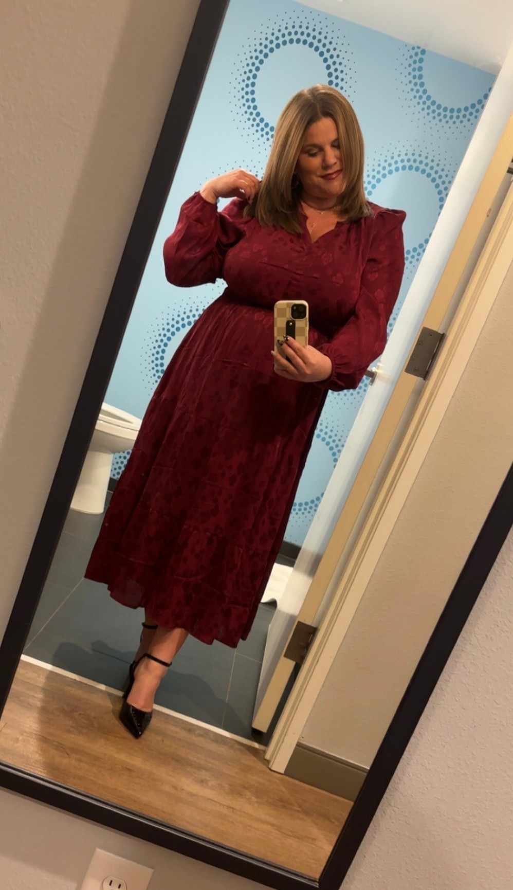 The perfect red wine 🍷 dress! Can wear at Work, church, or on a date night! Peep these pointed toe heels 👠 