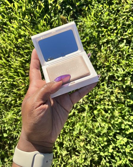 You’re going to need INVISIMATTE INSTANT SETTING + BLOTTING POWDER to preserve your makeup this summer!

#LTKFindsUnder50 #LTKTravel #LTKBeauty