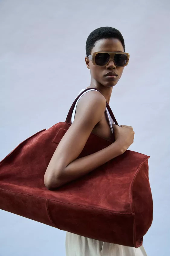 Maxi shopper bag in suede. Shoulder strap. Topstitching detail. Interior zip pocket. Clip closure... | Zara US