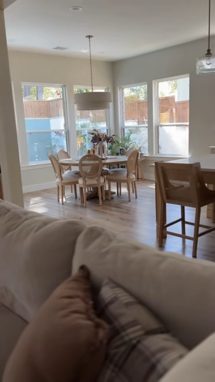 A clean kitchen makes the world go round. Am I right?! #kitchendesign #roundtable #whiteoak #builtintable #largeisland