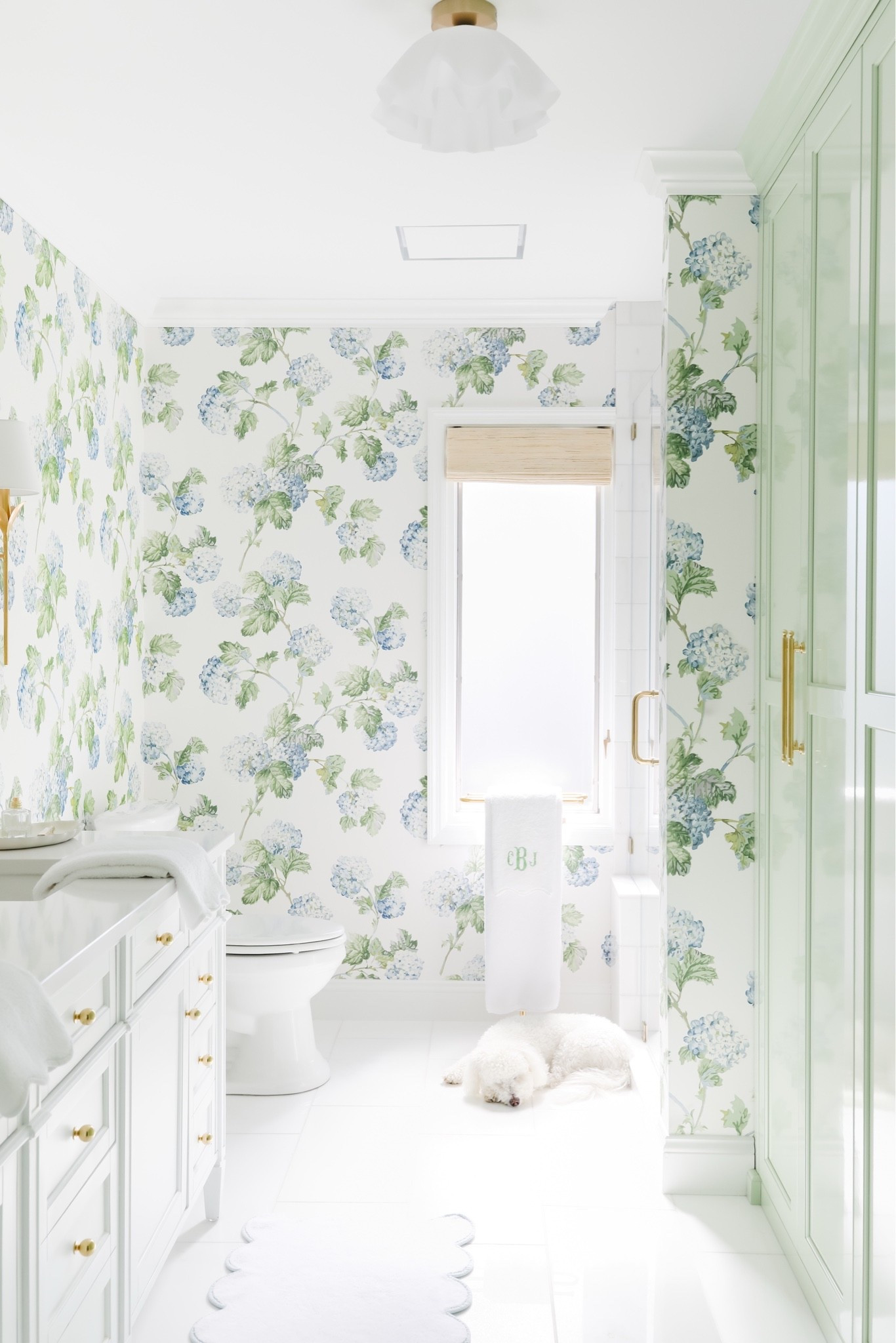 You don't need a full remodel to create a beautiful home.
Thoughtfully chosen Rejuvenation pieces can refine your space and bring your dream aesthetic to life through simple swaps and styling updates. @rejuvenation #rejuvenationpartner #projectcollective #sponsored
@Shop.LTK