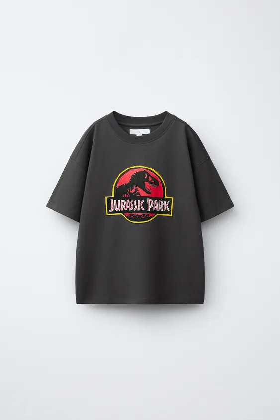 Round neck short sleeve T-shirt. Printed illustrations on front and back of Jurassic Park © UCS ... | Zara US