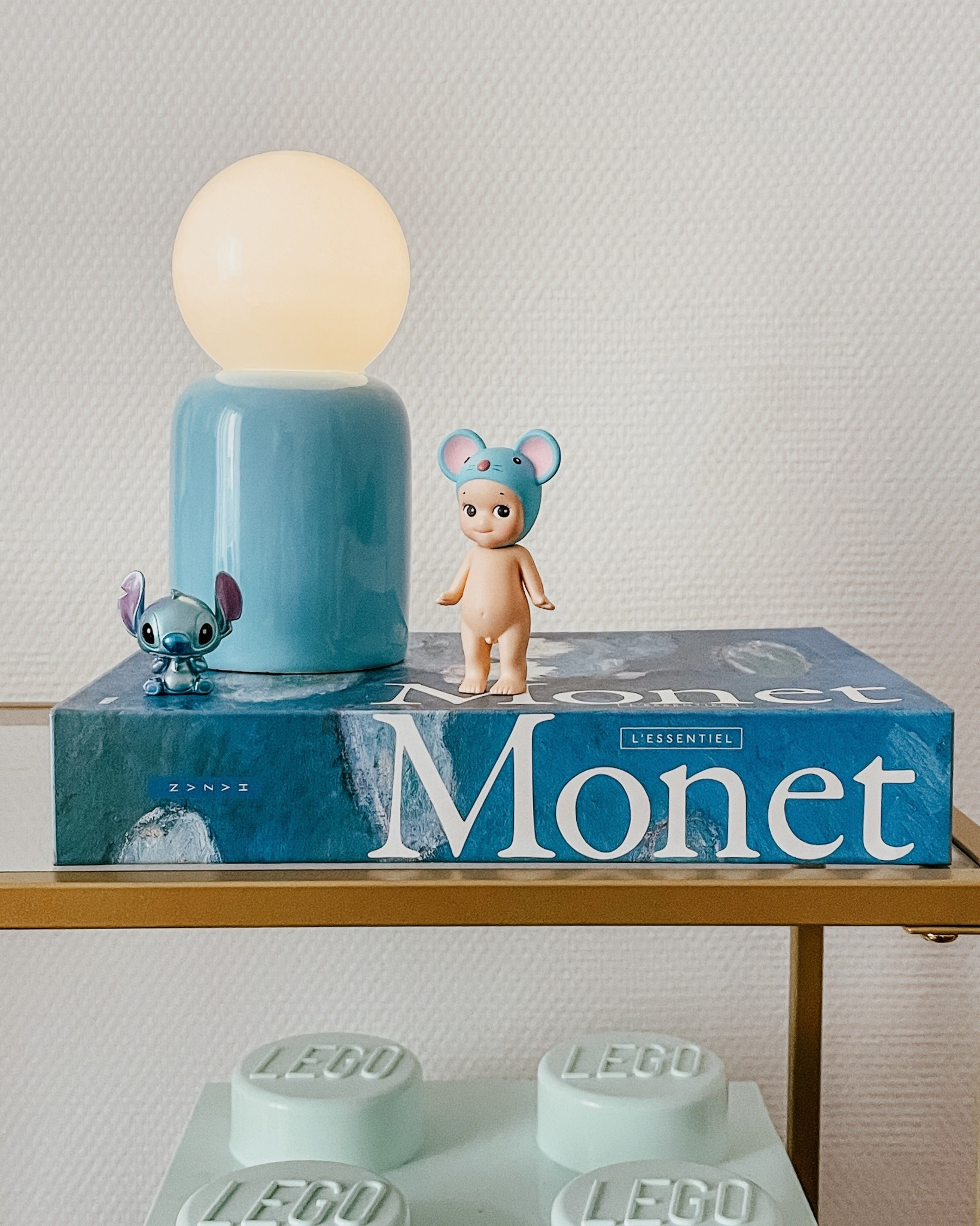 Accessoires déco bleus
Livre d art Sonny angel lampe sans fil

#LTKhome #LTKeurope #LTKfrance
