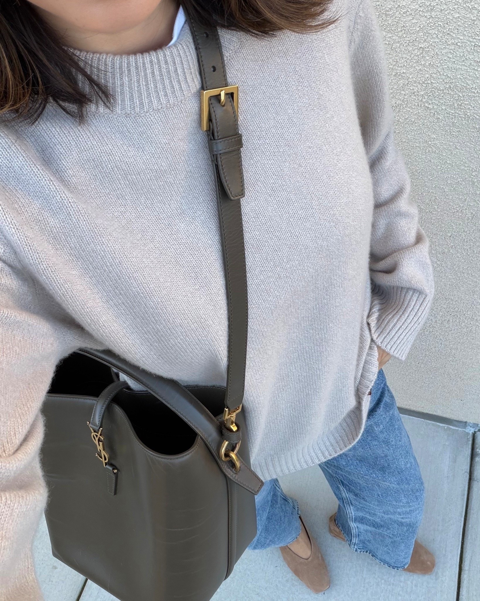 Casual winter outfit 

Quince oversized cashmere sweater — xs 
Banana republic relaxed 90’d jeans 
YSL tote — renting from Vivrelle 



#LTKootd