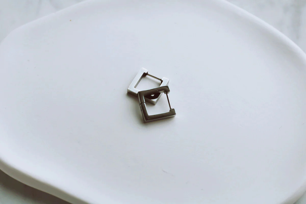 SIA SQUARE HOOPS IN WHITE GOLD (18K GOLD PLATED & WATERPROOF) | raëliv