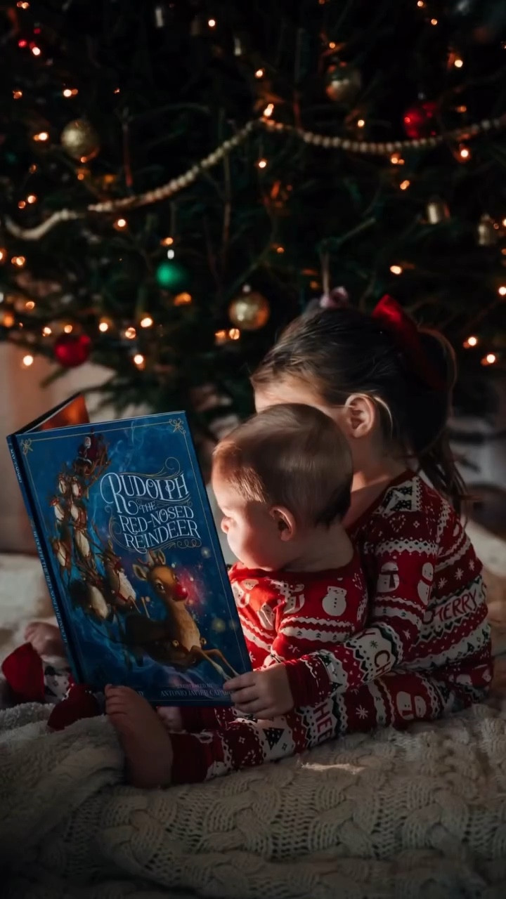But do you recall the most magical photo idea of all?🎄✨ I love some of last year’s ideas sooo much that I’m struggling to not recreate every single one this year😅 This was such a simple one but the result was so so sweet🥹 

Pajamas are from @littlesleepies and are linked on LTK!

#christmasphotography #christmasphotos #christmaspictures #christmasinspo