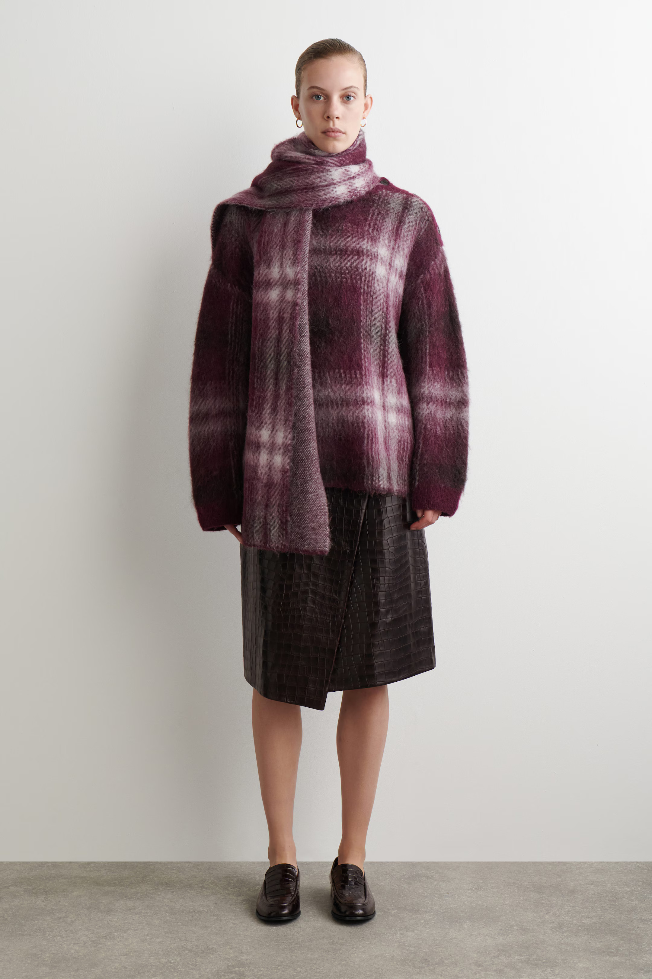 CHECKED ALPACA-BLEND SCARF - BURGUNDY / CHECKED | COS GB | COS UK