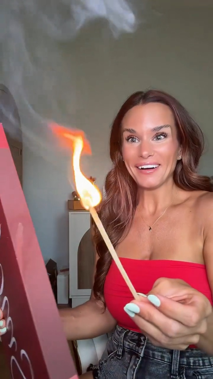 This is your smudged liner look… without the effort. 👀

The Tarte SmolderEYES Shadow Liner glides on smooth and blends out for that soft, smoky finish.
It gives definition without looking harsh or too precise.
This is the easiest way to get that lived-in eye look.

Comment “LINER” and I’ll DM you the shop link. 💌

#taylorbecker #taybeckerbeauty #charlestonsc #smokeyeye #eyeliner