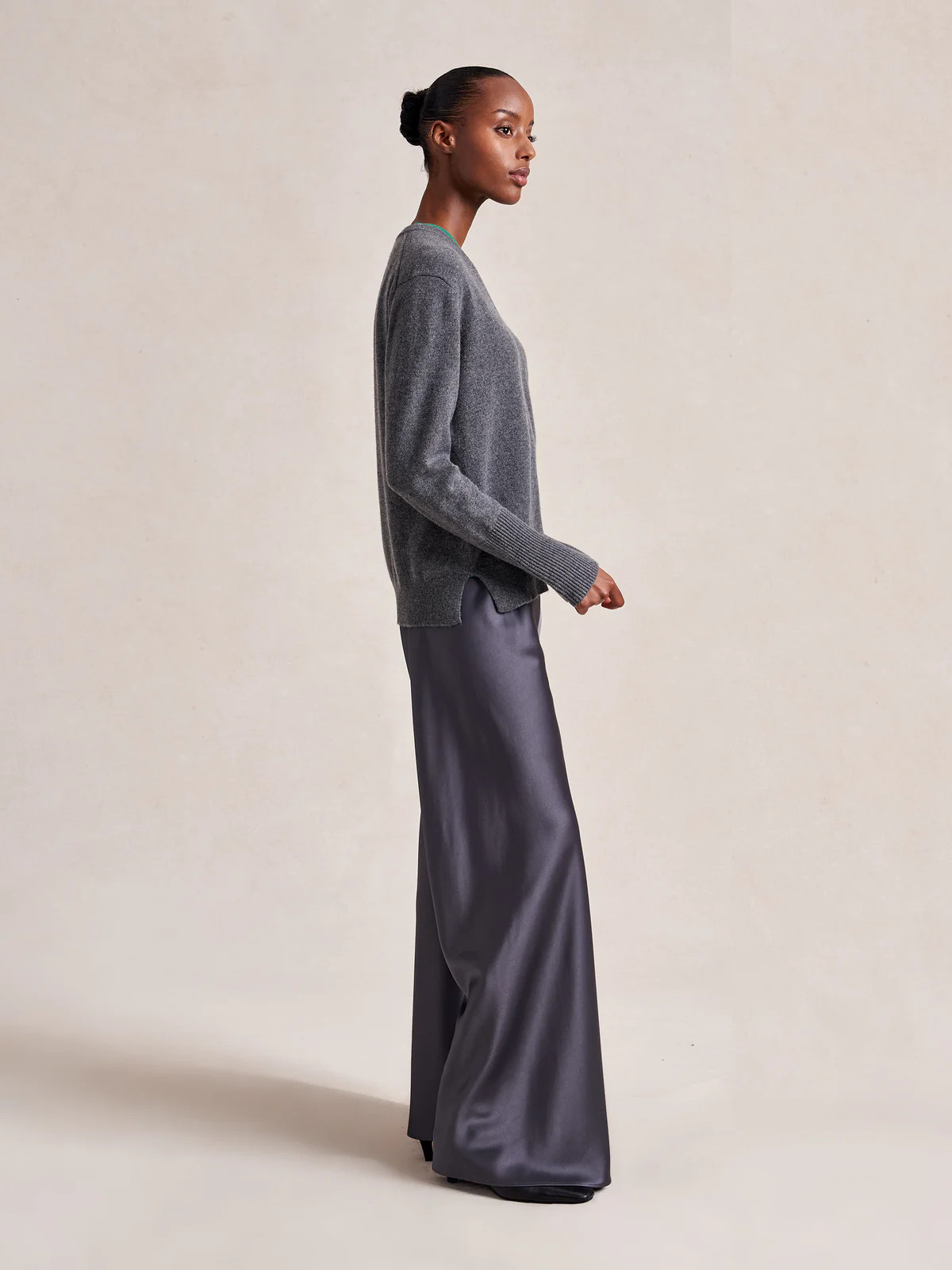 Solid Lean Lines V Neck Sweater | La Ligne