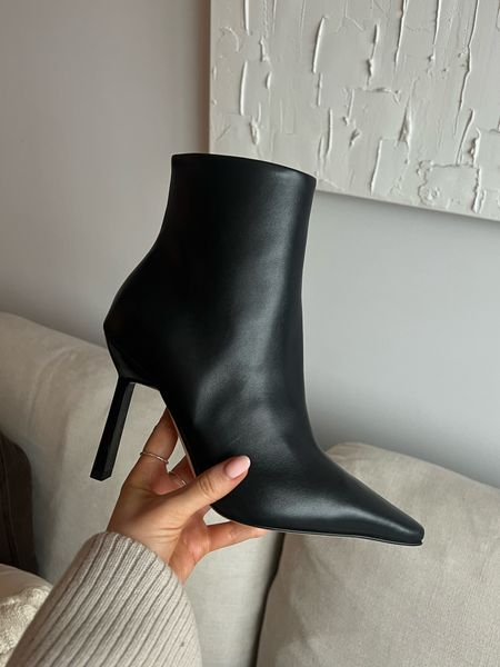 The perfect heeled ankle boots 🖤 70% off in the Reiss sale!