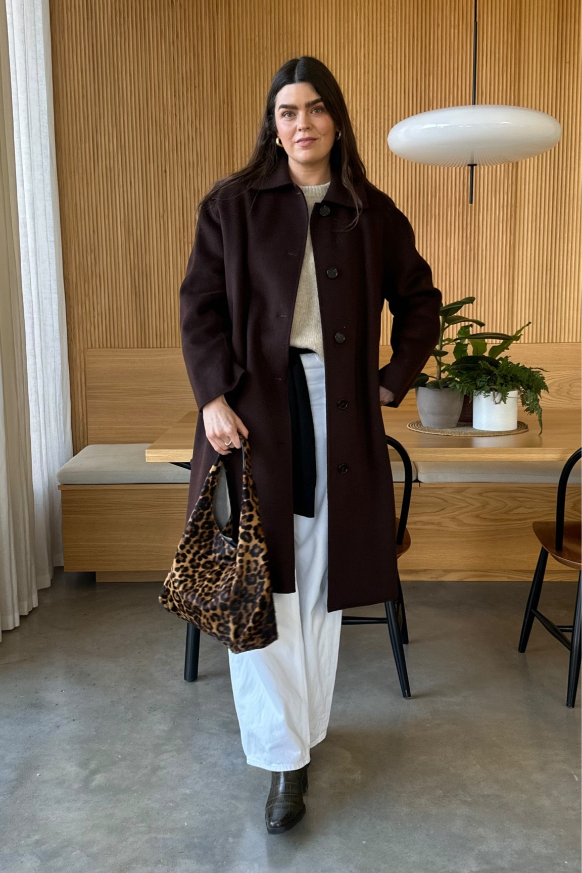 A winter layering outfit formula: 
- Black T-shirt 
- Beige oversized jumper 
- White wide-leg jeans 
- An extra jumper (either around the waist or over the shoulders) 
- Textured heeled boots 
- Brown wool car coat 
- Leopard print bag 

#EverydayOutfits #WinterLayering