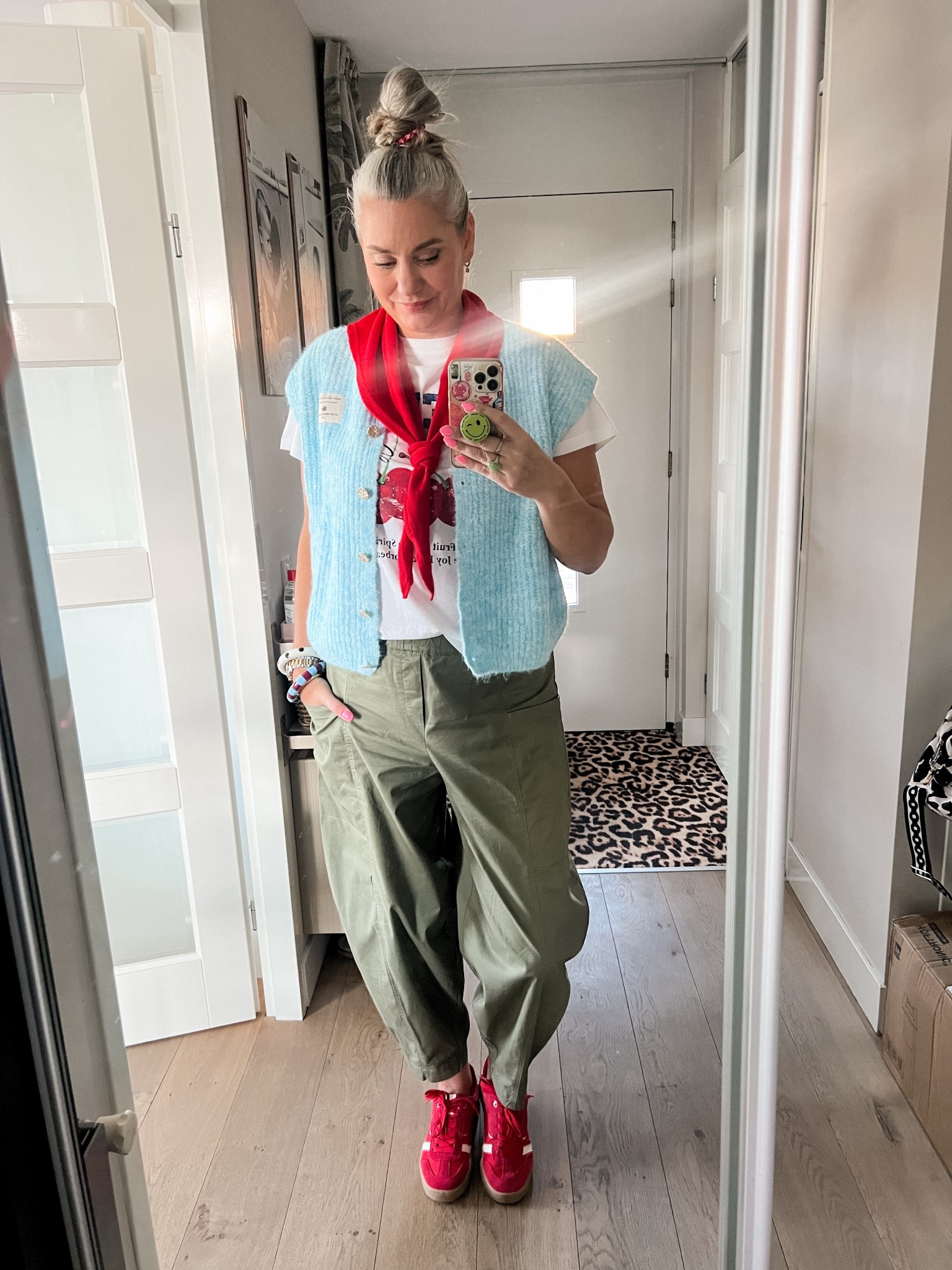 OOTD - donderdag. Een uitzonderlijk mooie dag dus ik durfde het aan met een T-shirt (40/42) en een mouwloos vest (Shoeby, M/L), rood driehoek sjaaltje, kaki barrel fit broek (38) en rode sneakers. 



#LTKTall #LTKootd #LTKOver40