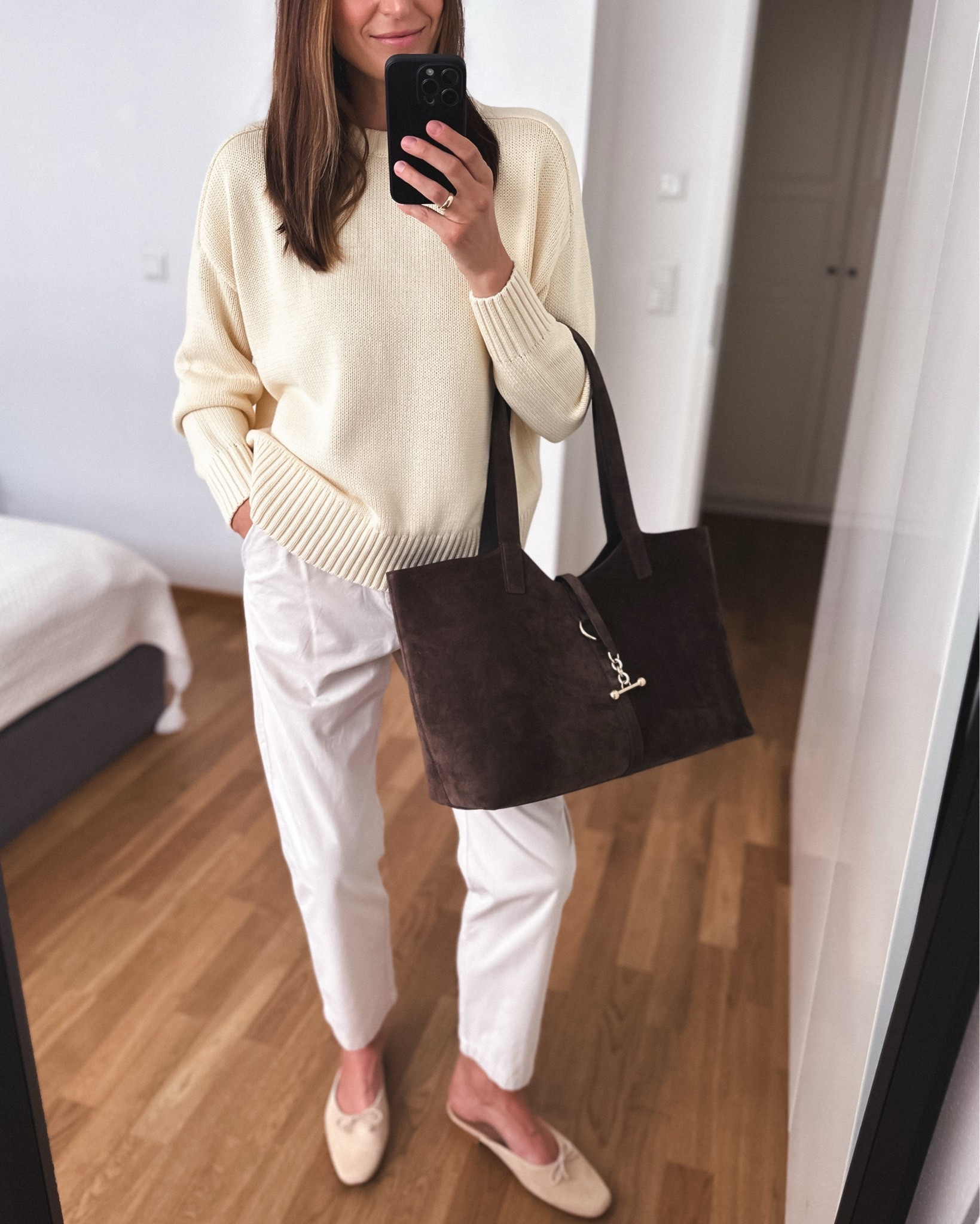 Spring look:
- Butter yellow jumper - wearing M (oversized fit)
- soft cotton chino style pants (wearing small/tall)
- suede mules (tts)
- and suede tote in rich chocolate brown.