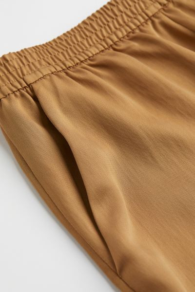 Lyocell-blend Bermuda shorts | H&M (UK, MY, IN, SG, PH, TW, HK)