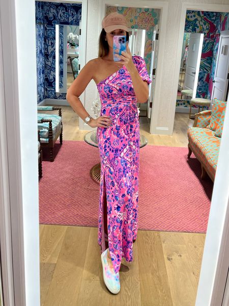 I’m typically not a one shoulder kinda gal but this dress won me over 😍 You’re coming home with me! Perfect for a summer date night, tropical getaway it even a summer wedding!

Runs TTS. Wearing size small.

#LTKSeasonal