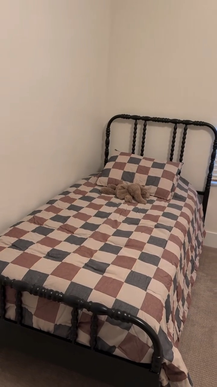 Leaning into the vintage sports vibe and I love it!! ⚽️ 🏈 #boysroom #boysbedroom #momsofinsta #momsofinstagram #homedecor #bedroommakeover