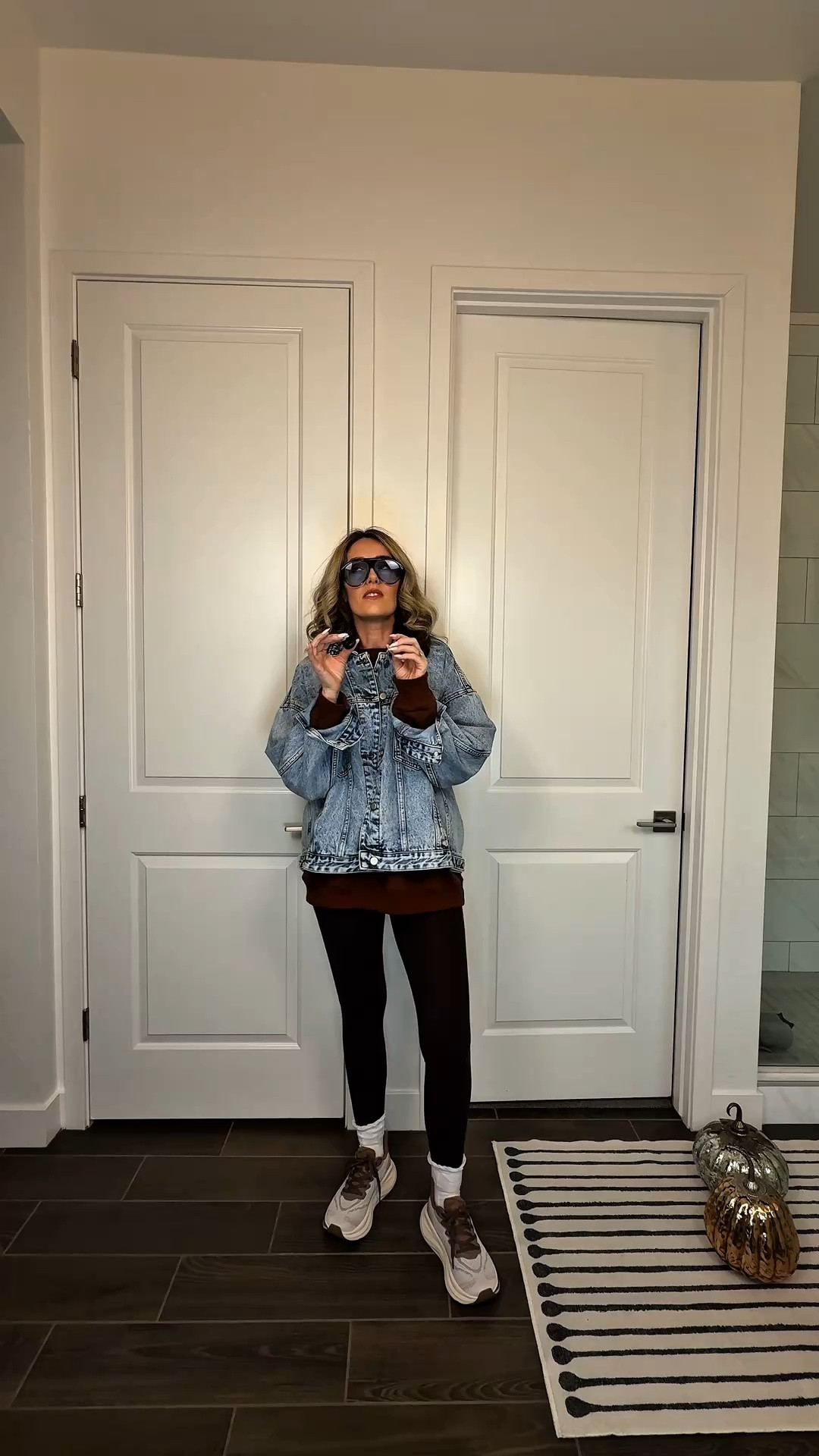 Millennial mom outfit but with couple of the twists. When it doubt throw on a jean jacket, chunky sneaks and pair of trendy sunnies.
Affordable fall outfits for women over 30 | easy everyday outfits | casual fall fashion | 30+ style #millennialfashion #styleinspo #fashiongram #momfashionblogger