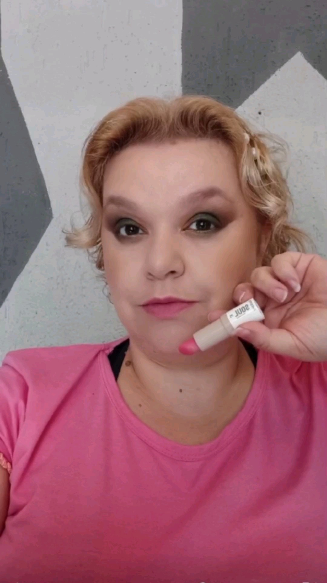 Quer um batom multifuncional?  Que tal esse Soul da Eudora??!!Ele é cremoso, super macio, tem a cor bem discreta (pelo menos esse rosa), dá pra usar como blush e sombra (porém não pigmenta bem)..#Maquiagem #Batom #BatomSoul #BatomRosa 

#LTKbrasil #LTKbeleza