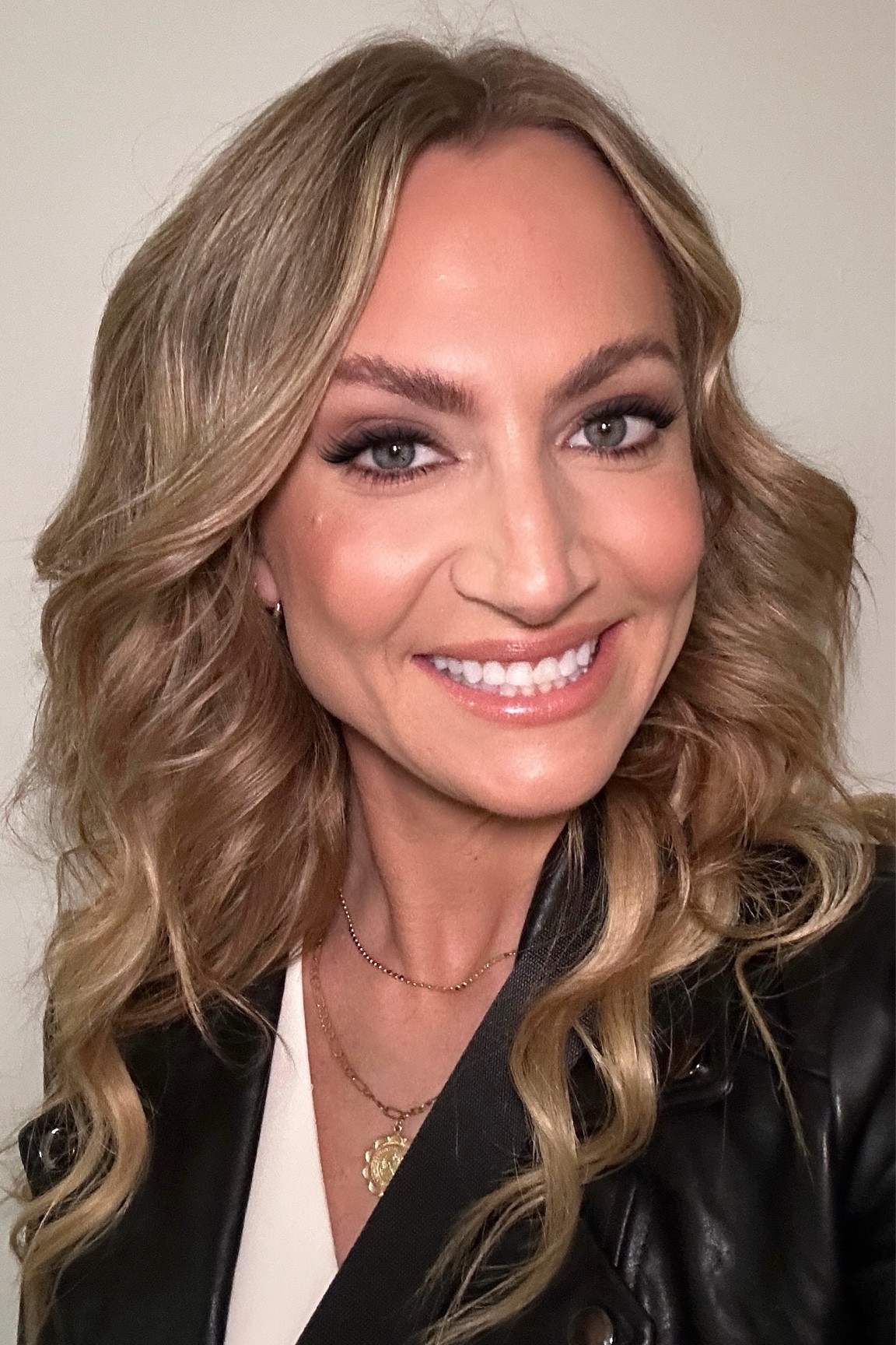 Bree Makeup Lesson

Exact colors:

Concealer—11 Light Neutral

Eyeliner—612 Dimensional Dark Brown 

Bronzer—2 Medium 


#LTKOver40 #LTKBeauty