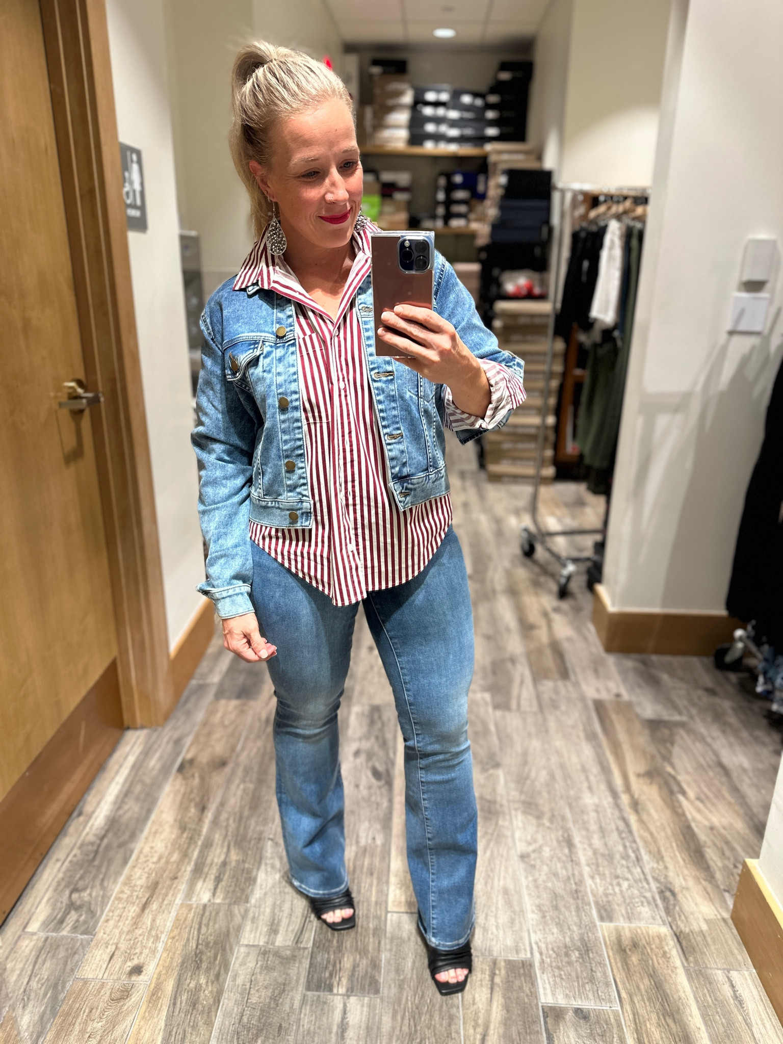 Helloooo layering! I’ve been looking for button downs that allow me to feel trendy but more tailored. 

While I love the look of this one, it’s an XS and was still loose. I usually layer in reverse - longest piece as the outer layer, but we flipped that this time with a cropped denim jacket.

Burgundy and white button down
Evereve
#hocwinter #hocsummer 
#houseofcolour #hoc #houseofcolourpflugerville #houseofcolourusa #coloranalysis #houseofcolouraustin 

#LTKstyletip #LTKunder100 #LTKSeasonal