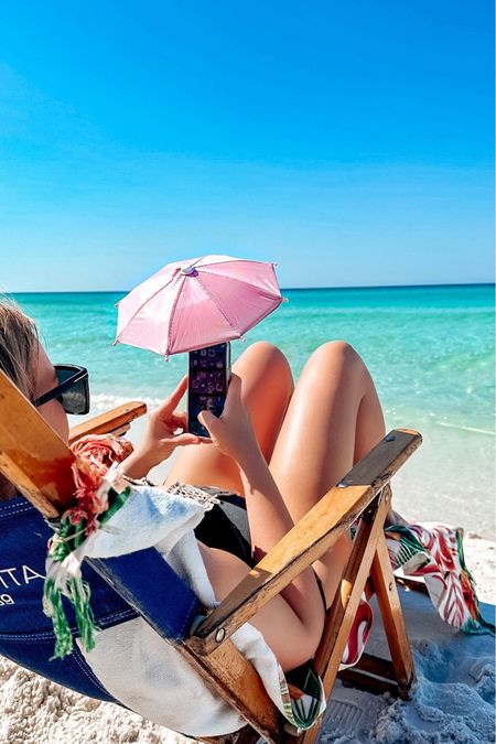 Phone umbrella to see your phone at the beach