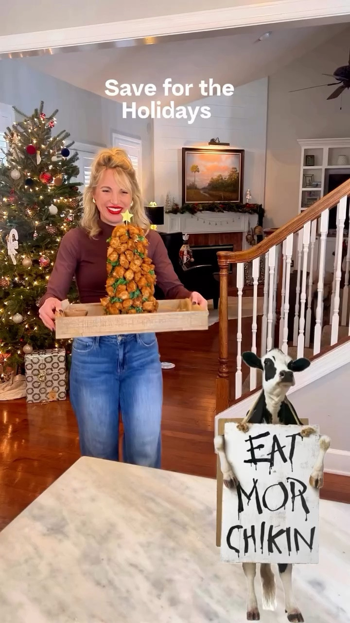 Comment CHICKEN and I'll send you the list of supplies I used. Resharing the video that got me on national news last year 👀 the idea came to me while I was at a kids birthday party and the kids had been snacking on warm/cold chicken nuggets that had been out and I was like everyone loves these they're a perfect low effort holiday treat! 

Who remembers this one? I used chickfila nugget platter but you can also use frozen nuggets made in the airfryer. 

 #holidayappetizers #christmasfood