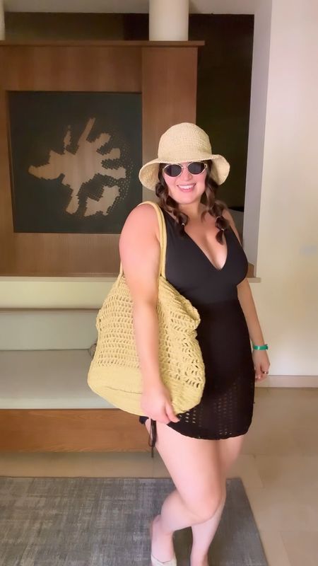 Midsize vacation outfit! Here is what I wore to spend the day at the pool while in Costa Rica! 

Swimsuit - xl xlong (comes in different lengths 👏) 
Cover up skirt - xl 
Sandals - 10 

