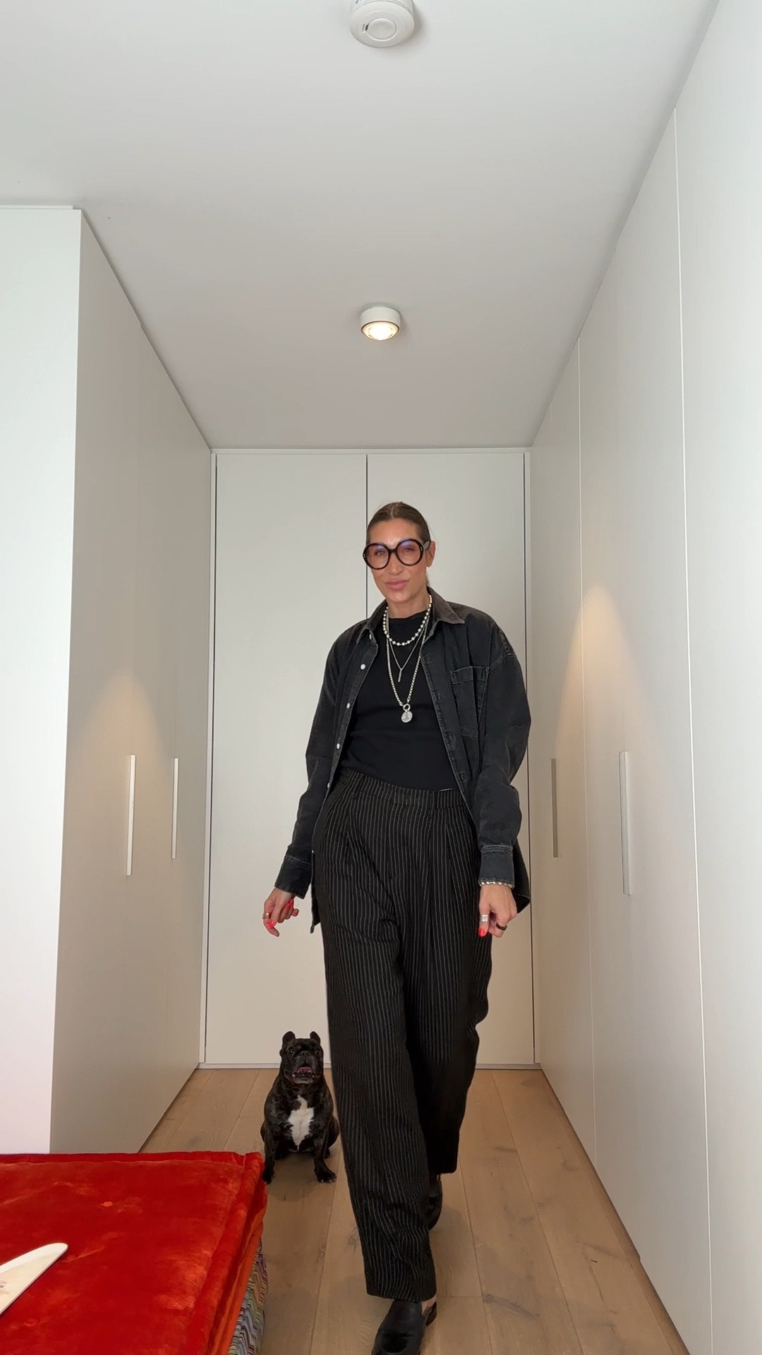 Jeanshemd als Jacke. Unisex Bundfaltenhose. Tanktop. Statement Schmuck. Fertig. Cool  

#LTKdeutschland #LTKü50 #LTKstyletip