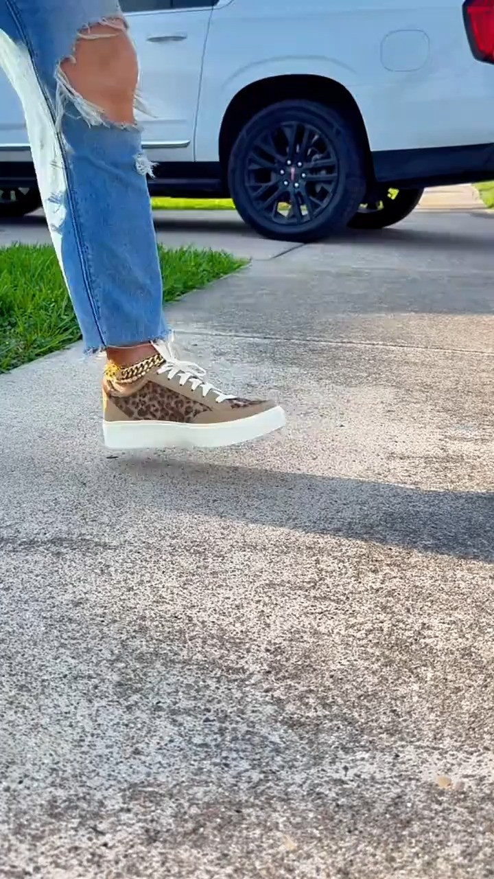 Dr Scholl’s sneakers are for the girls who want style and comfort!! #drscholls #drschollssneakers #comfortablesneakers #womenssneakers #ad 

 #LTKootd #LTKWorkwear #LTKTravel