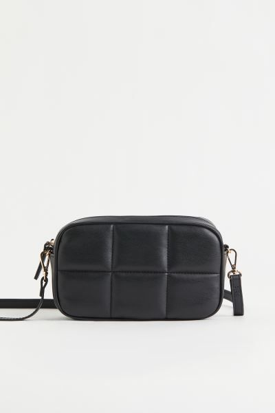 Lightly padded, quilted bag with adjustable, detachable shoulder strap. Zipper at top.Weight160 g... | H&M (US + CA)
