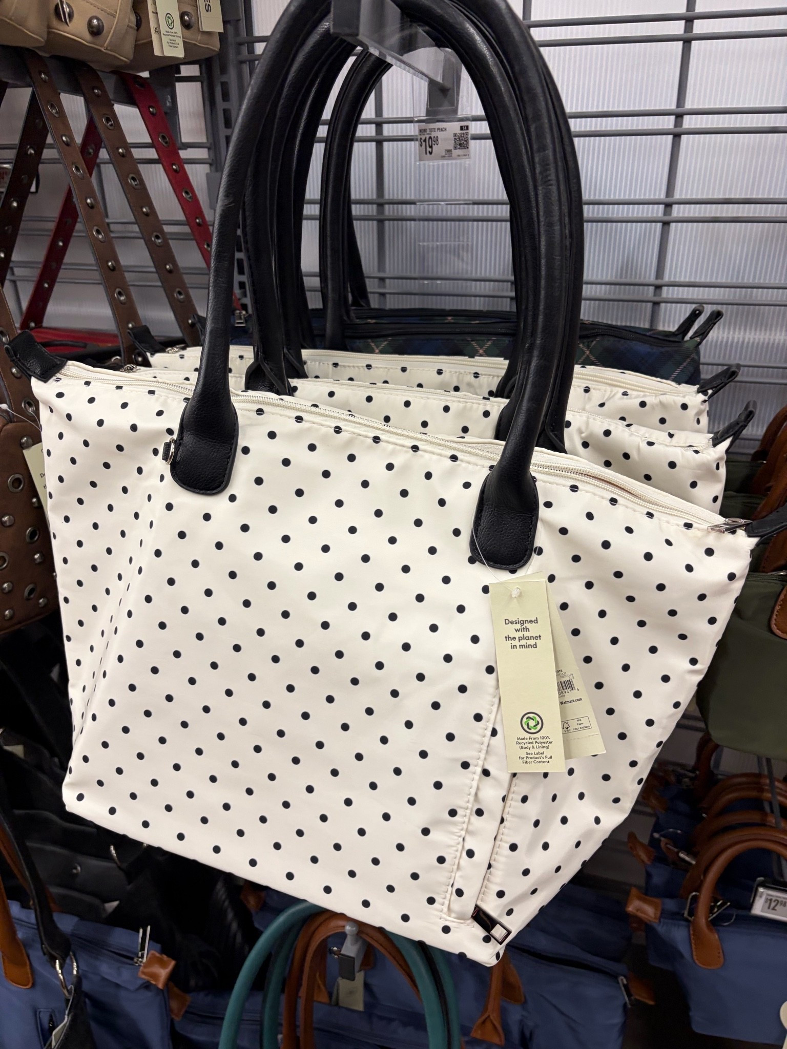 Polka dots just make everything cuter. 🤍✨ This weekend bag is the perfect travel essential!