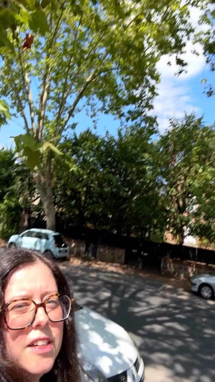 Je crois qu’on a toutes ce moment où on se regarde dans le miroir et on se dit : «je ne peux plus voir ma tête. »
Dans ces cas-là, il n’y a qu’une seule solution : direction le coiffeur !

Et toi, tu es du genre à prendre rendez-vous régulièrement ou à attendre le dernier moment ?

#LTKfrance #LTKstyletip #LTKbeauty