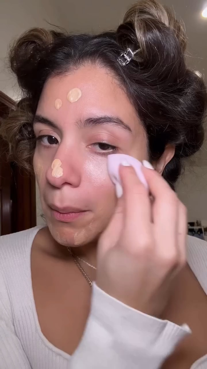 I chose my outfit last minute but I think I nailed it🤍

#grwmmakeup #friendsgiving #hostess #holiday2024