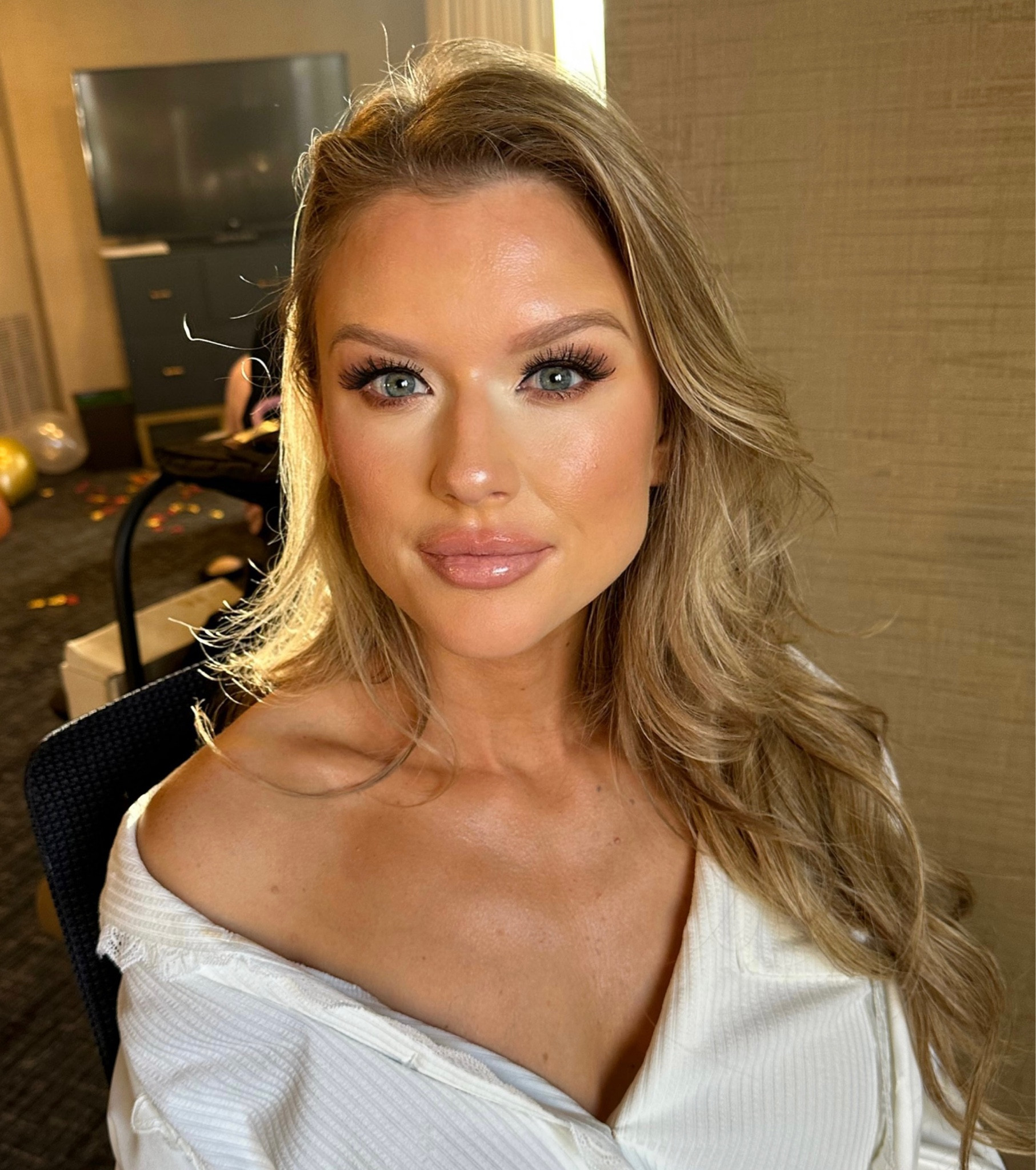 ⬇️Run don’t walk to buy every product listed ⬇️ (also linked everything in my link in bio)
Eyes: @hudabeauty empowered palette shades “keep going” “confident” “manifest” and “worthy”
Under eye smudged shadow “Hollywood” by @scottbarnescosmetics 
Inner corner eye and highlight @sigmabeauty “glow kissed” palette 
Concealer on eyes @kosas revealer concealer shade 1
Concealer to brighten undereyes @hourglasscosmetics shade “birch”
Foundation: @danessamyricksbeauty yummy skin shade 9N 
Setting powder @givenchybeauty prism libre 1
Contour @charlottetilbury contour wand in fair-medium 
Eyeliner @stilacosmetics stay all day felt tip liner in brown 
Charlotte Tilbury gel liner in black pushed up under the upper lash line 
Blush @nudestix shade “cherry blossom babe”
Lips @charlottetilbury liner in “hot gossip” lipstick by @lawless in “wedding day” and gloss by @lawless shade “daisy pink”
Lashes by @eylureofficial wispy light no 117
.
.
.
#makeupartist #weddingmakeup #bridalmakeup #makeupreels #makeupaddict #makeuplover #destinationmakeupartist #weddingmakeupartist #weddingmakeupideas #bridalmakeupinspo #makeupinspo #softglam #bridalmakeupinspo #nattyboo42 #makeupbynatty 

#LTKwedding #LTKbeauty